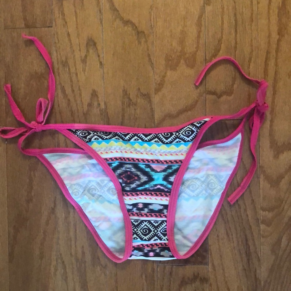 Bikini - Picture 2 of 4